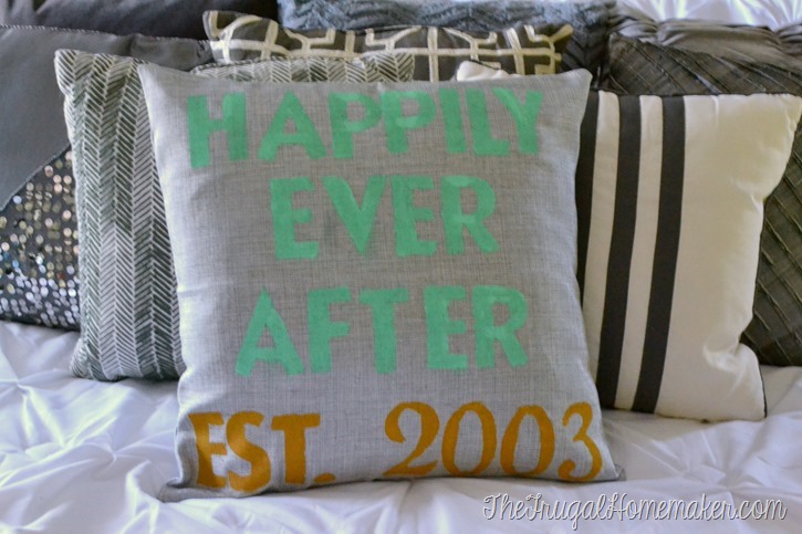 How to Make a Personalized Stenciled Pillow