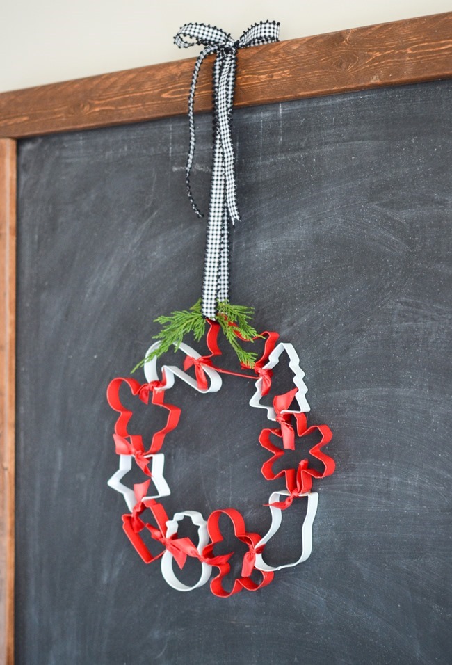 DIY Christmas Cookie Cutter Wreath-7