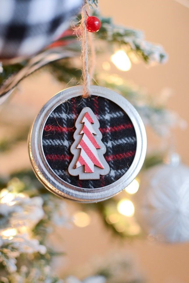 DIY Mason Jar Lid Christmas Ornaments-18